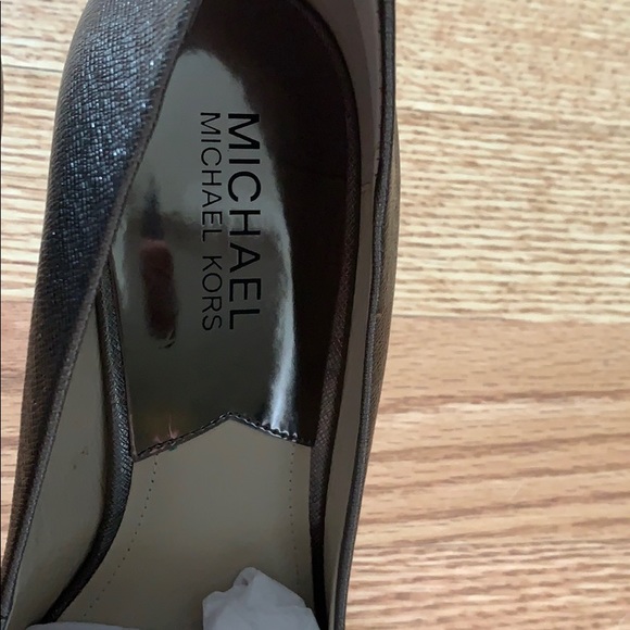 New Michael Kors Mid Pump!! - Picture 2 of 6